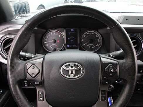 Used 2018 Toyota Tacoma TRD Sport w/ Technology Package image 17