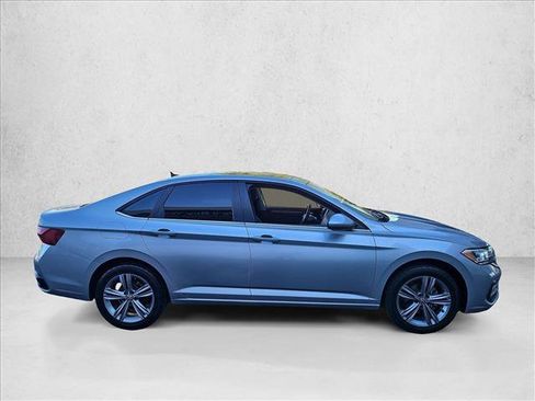 Used 2022 Volkswagen Jetta SE w/ Panoramic Sunroof Package FWD image 4