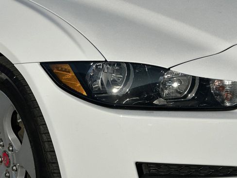 Used 2017 Jaguar XE image 12