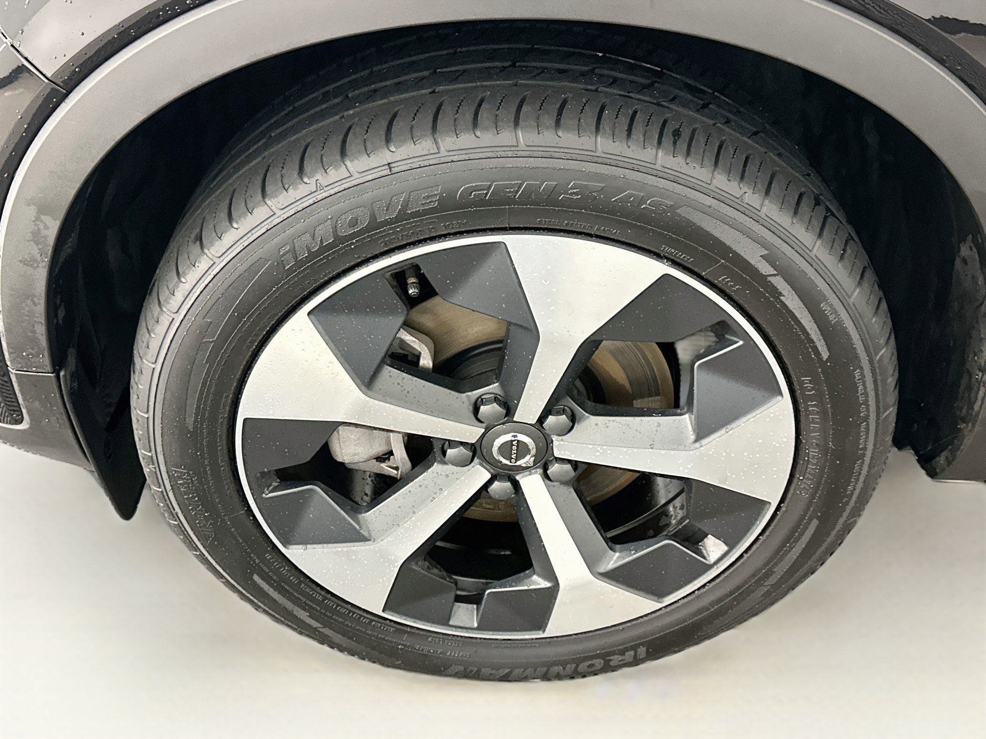 Used 2025 Volvo XC40 B5 Plus AWD/4WD image 11