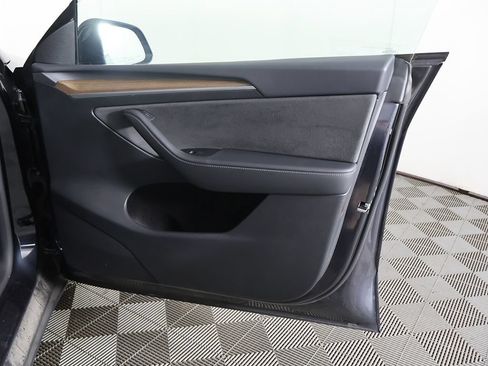 Used 2024 Tesla Model Y Long Range RWD image 32