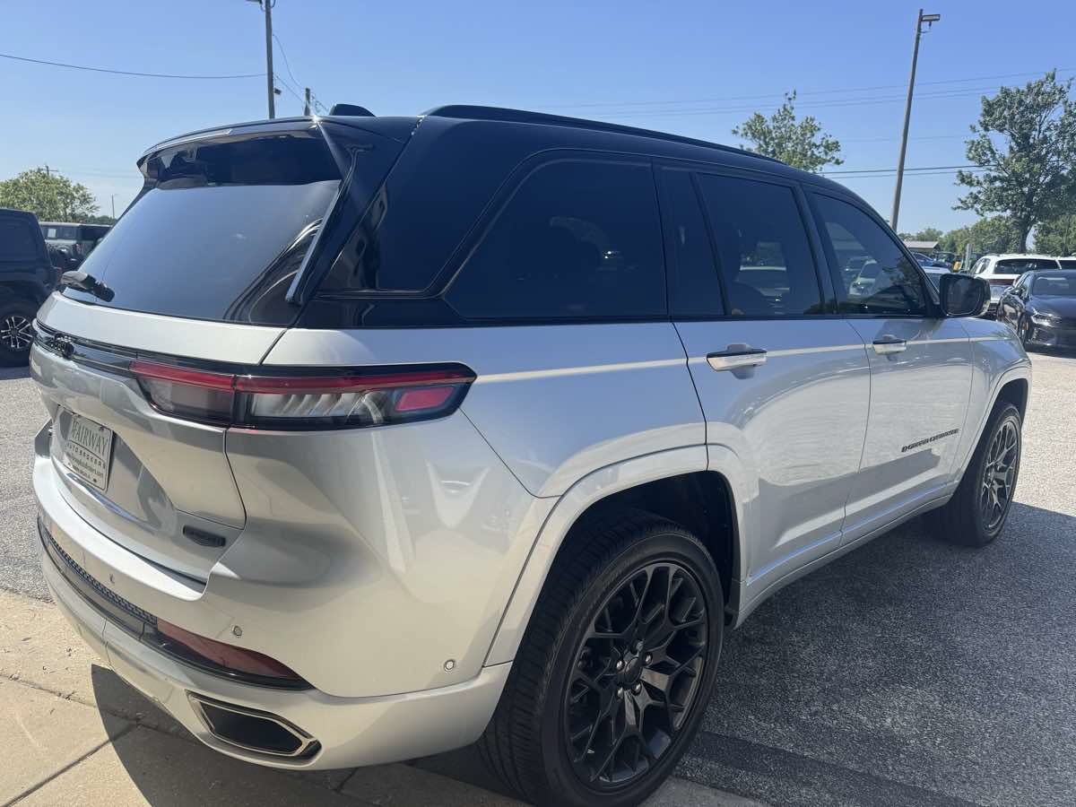 Used 2025 Jeep Grand Cherokee Summit AWD/4WD image 45