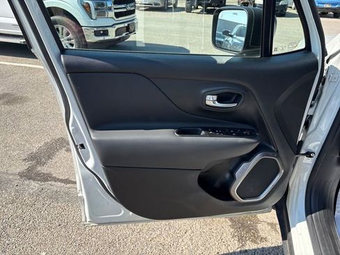 Used 2022 Jeep Renegade Latitude w/ Convenience Group AWD/4WD image 7