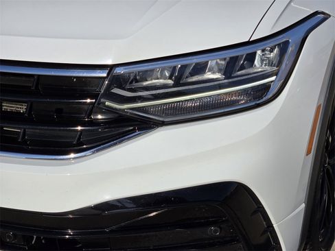 Used 2022 Volkswagen Tiguan SE R-Line image 15