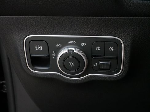 Used 2025 Mercedes-Benz GLB 250 4MATIC image 26