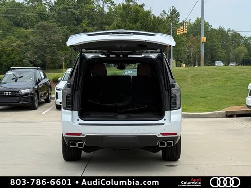 Used 2026 Chevrolet Suburban High Country AWD/4WD image 17