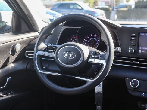 Used 2021 Hyundai Elantra SE image 19