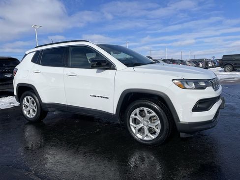 Used 2024 Jeep Compass Latitude image 2
