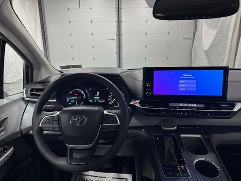 Used 2025 Toyota Sienna XLE image 16