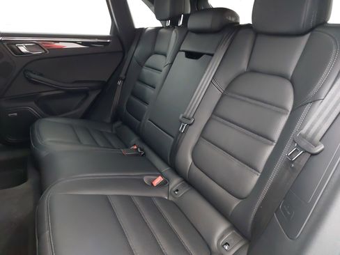 Certified 2025 Porsche Macan image 16