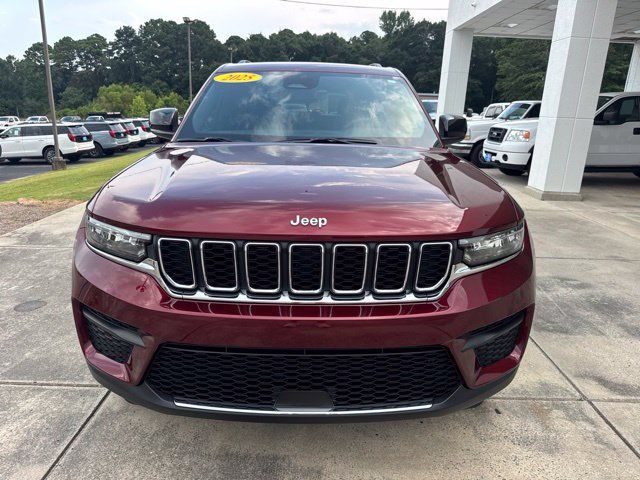 Used 2025 Jeep Grand Cherokee Laredo RWD image 2