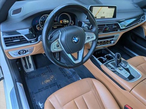 Used 2019 BMW 740i image 10
