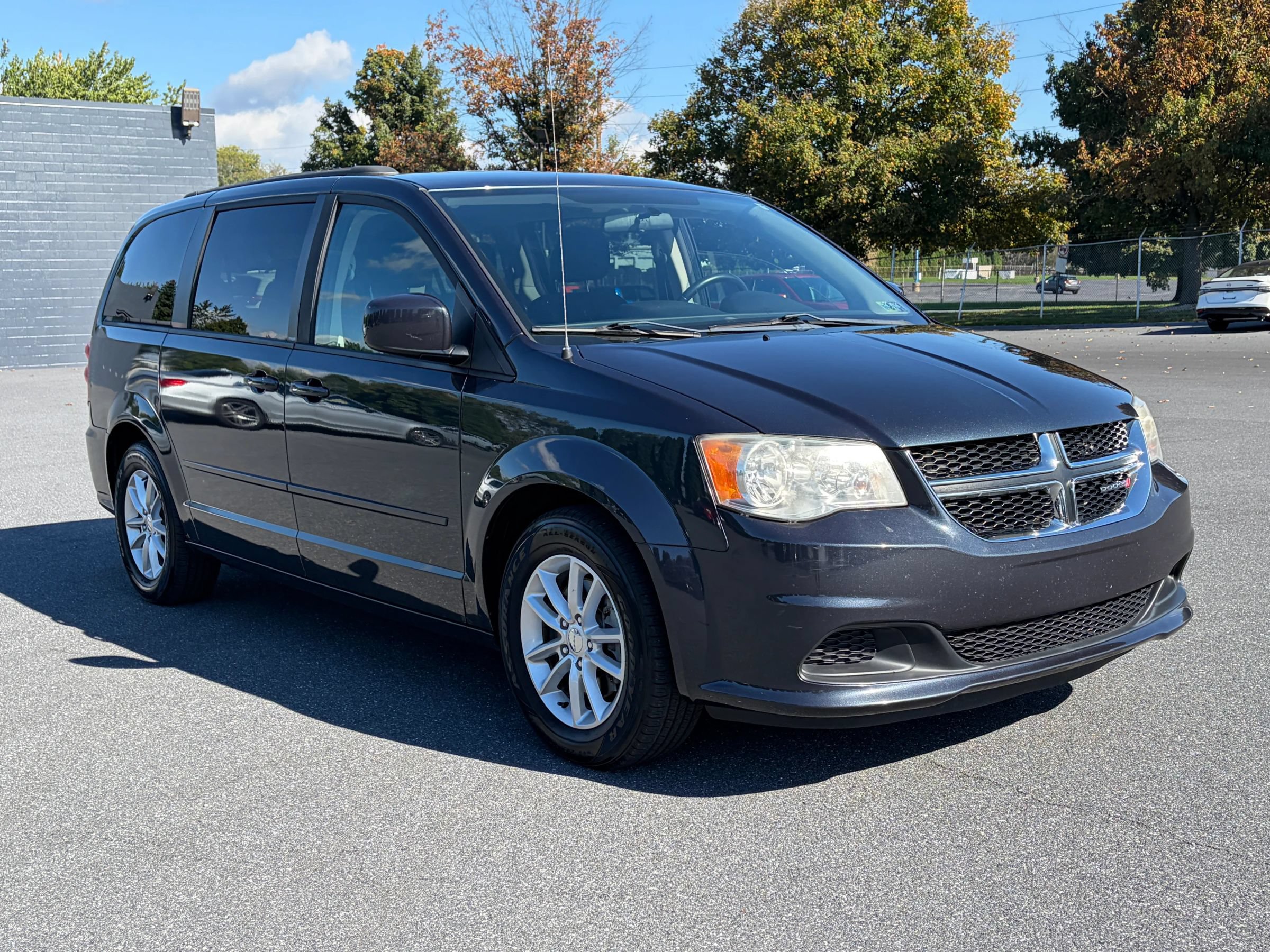 Used 2013 Dodge Grand Caravan SXT w/ Rear Park Assist Pkg FWD image 2