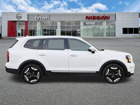 Used 2025 Kia Telluride S FWD image 3