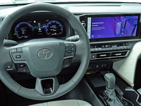 Used 2026 Toyota Camry XLE FWD image 16