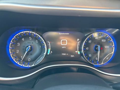 Used 2023 Chrysler Pacifica Touring-L FWD image 15