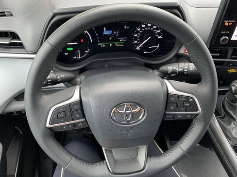 Used 2025 Toyota Sienna XLE AWD/4WD image 19