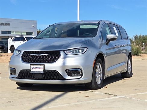 Used 2023 Chrysler Pacifica Touring-L image 3