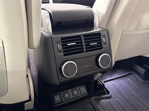 Used 2024 Land Rover Discovery S image 38