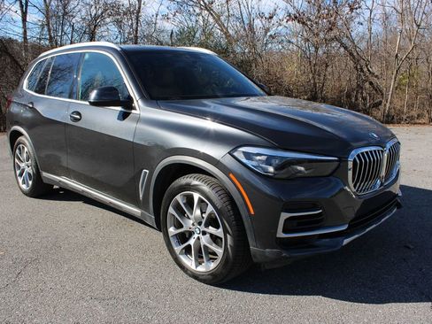 Used 2023 BMW X5 xDrive40i w/ Premium Package image 2