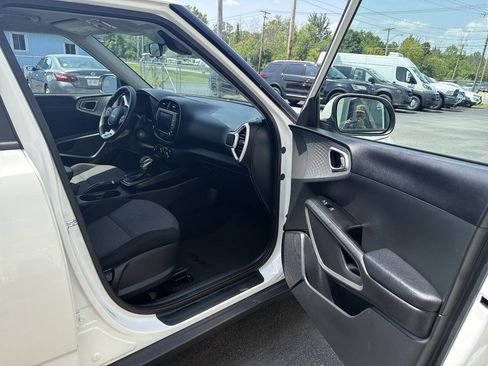 Used 2023 Kia Soul LX w/ LX Technology Package FWD image 8