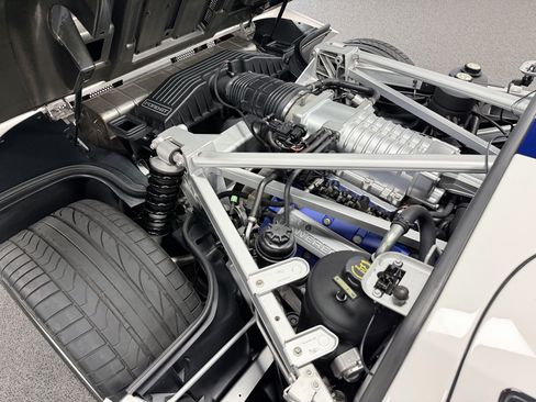 Used 2005 Ford GT RWD image 16