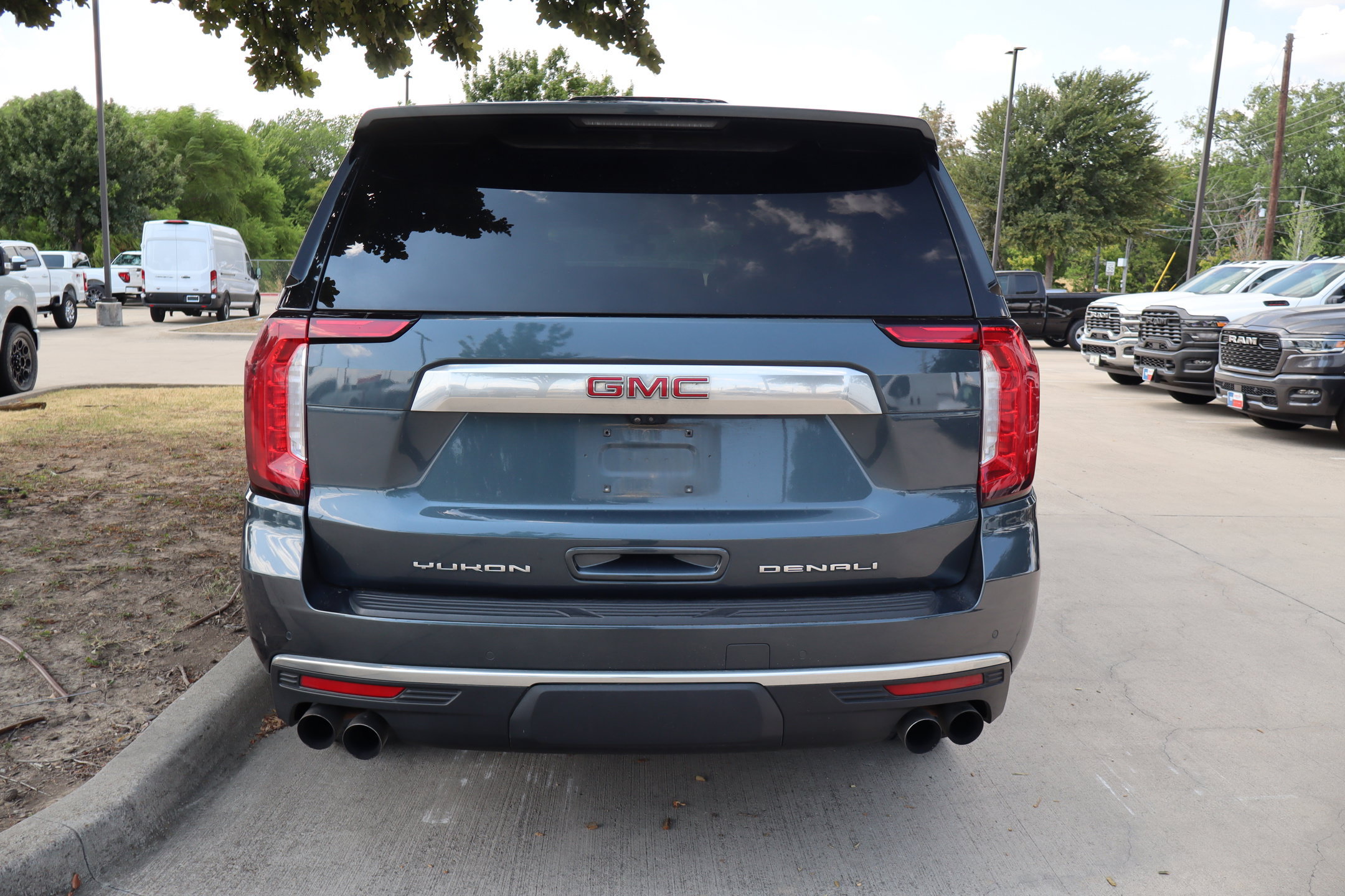 Used 2021 GMC Yukon Denali w/ Denali Premium Package AWD/4WD image 4