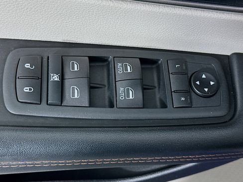 Used 2020 Chrysler Pacifica Touring-L image 15