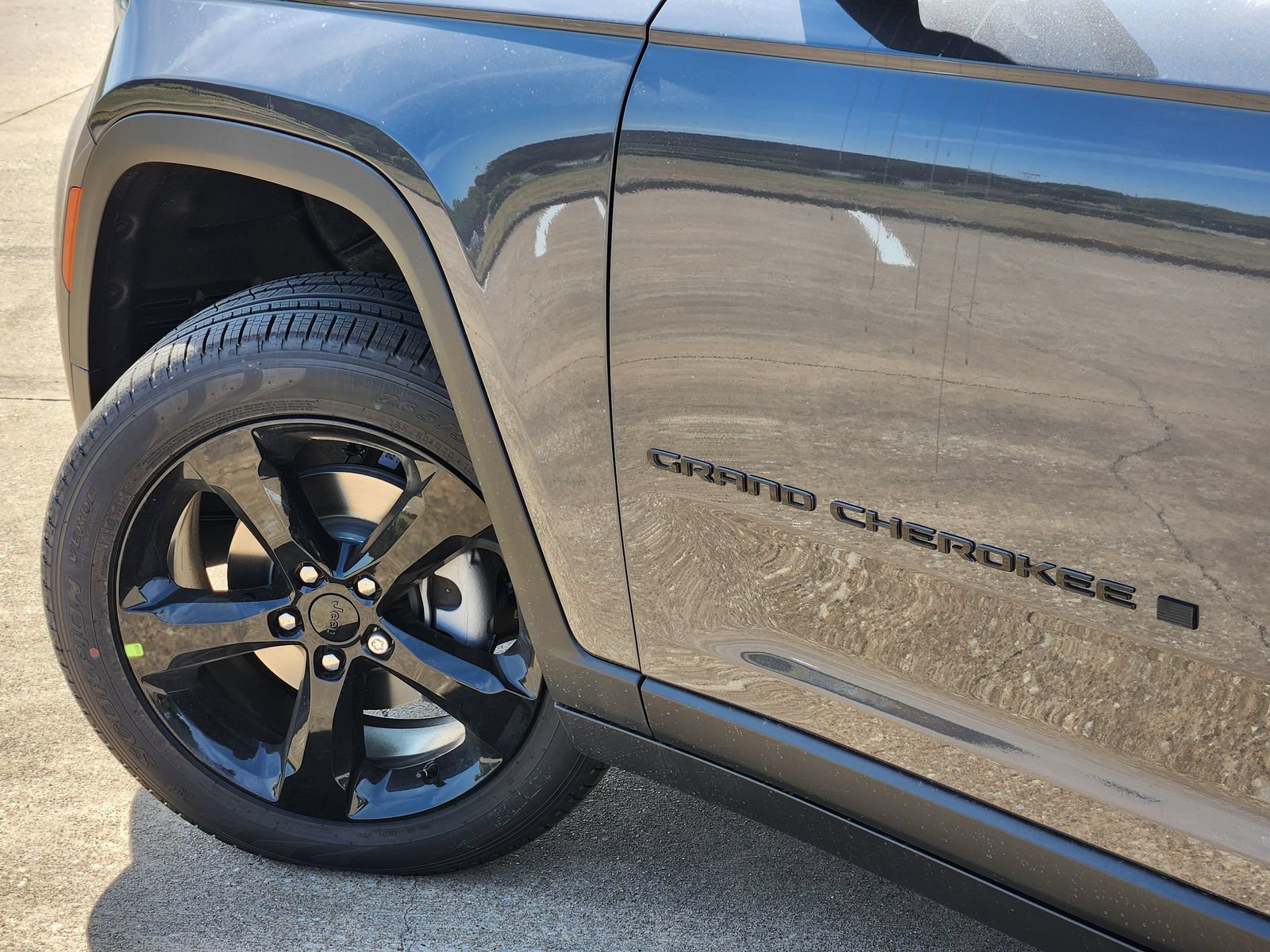 New 2026 Jeep Grand Cherokee Limited w/ Limited Altitude Package AWD/4WD image 17