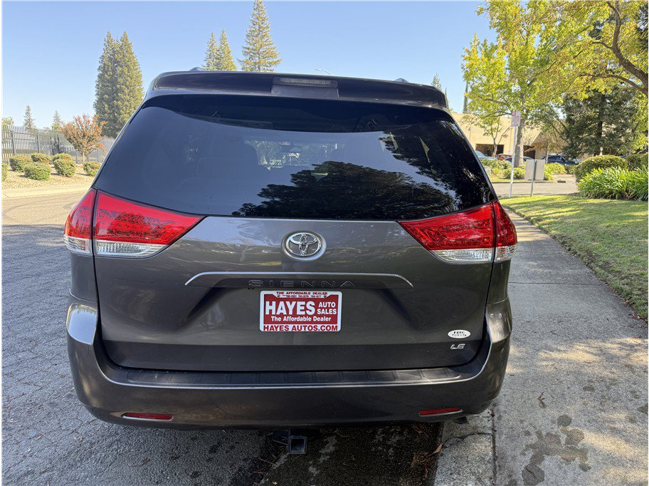 Used 2012 Toyota Sienna LE w/ Towing Pkg FWD image 6