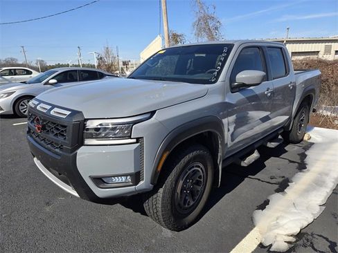Used 2025 Nissan Frontier PRO-4X image 12