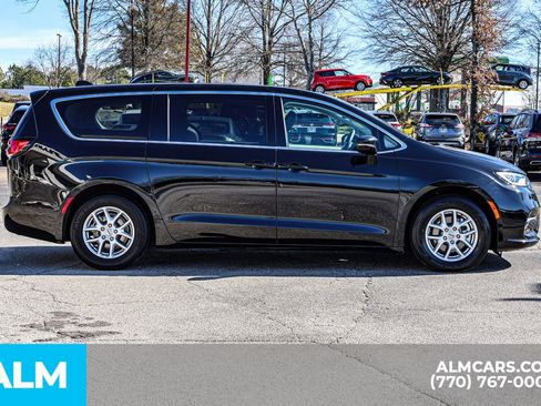 Used 2024 Chrysler Pacifica Touring-L FWD image 10