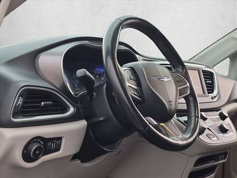 Used 2020 Chrysler Pacifica Touring-L FWD image 9