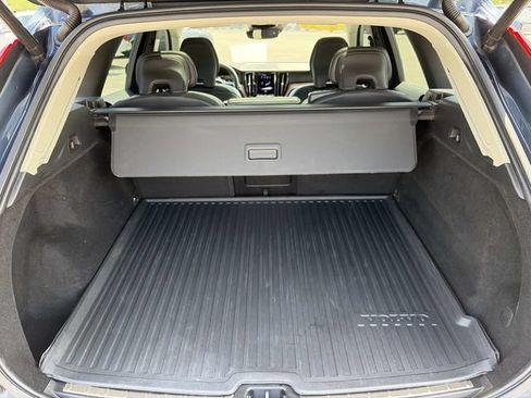 Used 2021 Volvo XC60 T5 Momentum w/ Premium Package FWD image 9