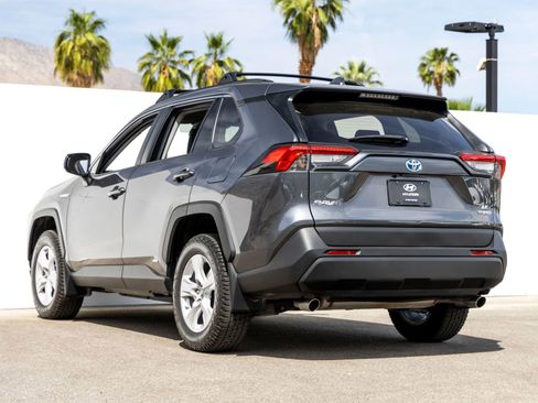 Used 2021 Toyota RAV4 LE w/ Carpet Mat Package (TMS) AWD/4WD image 7