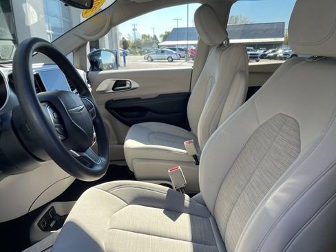 Used 2017 Chrysler Pacifica Touring Plus image 12