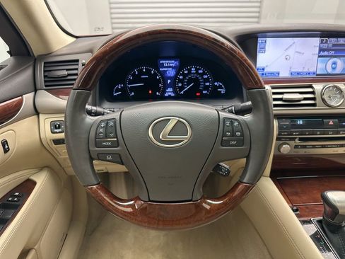Used 2013 Lexus LS 460 AWD w/ Comfort Pkg image 16