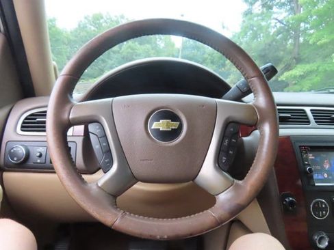 Used 2014 Chevrolet Suburban LT RWD image 28