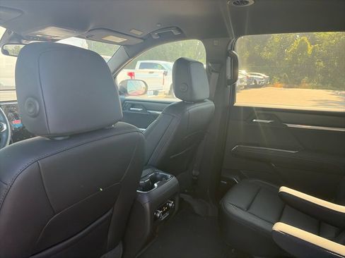 Used 2025 GMC Acadia Elevation w/ Elevation Premium Package AWD/4WD image 11
