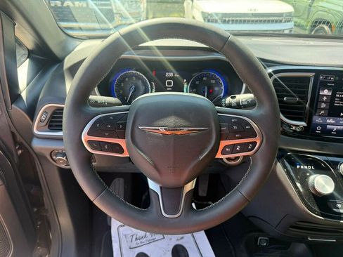 Used 2025 Chrysler Pacifica Select FWD image 5