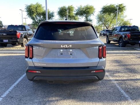 Used 2023 Kia Sorento LX FWD image 3