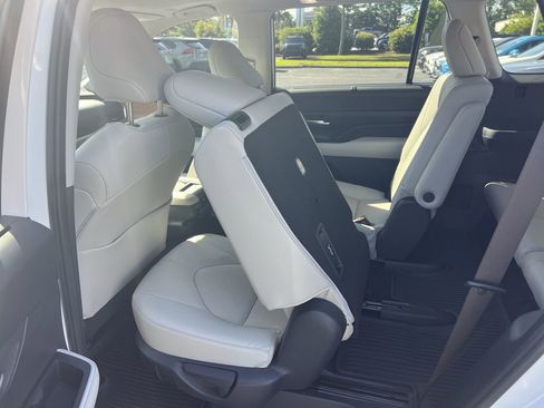 Used 2024 Toyota Grand Highlander AWD image 32