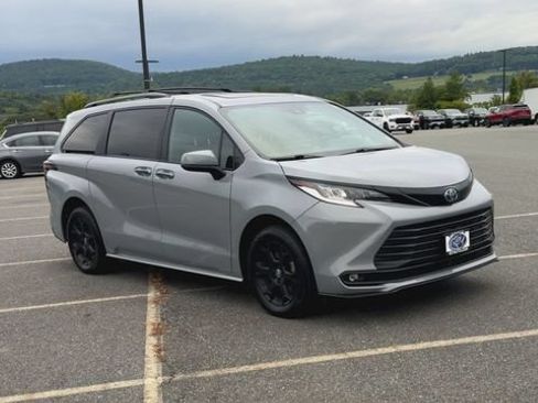 Used 2025 Toyota Sienna XLE Woodland Edition AWD/4WD image 2