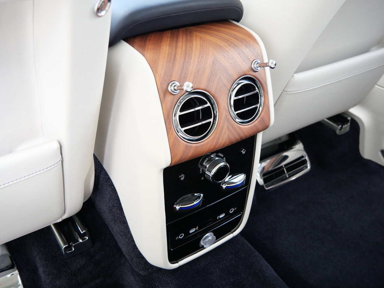 Used 2025 Rolls-Royce Cullinan AWD/4WD image 29