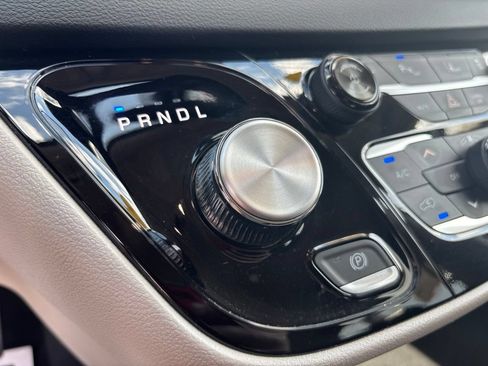 Used 2024 Chrysler Pacifica Touring-L FWD image 29