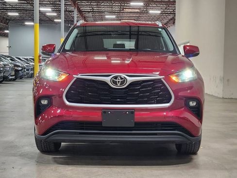Used 2022 Toyota Highlander XLE image 2