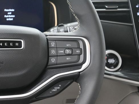 Used 2024 Jeep Wagoneer Base w/ Convenience Group I image 31