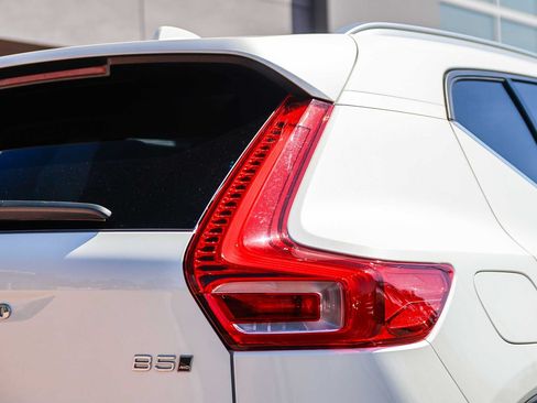 Used 2025 Volvo XC40 B5 Core AWD/4WD image 9
