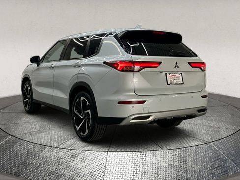 Used 2022 Mitsubishi Outlander SE image 6