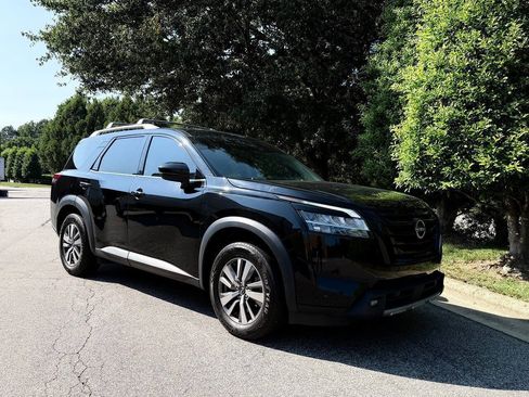 Used 2022 Nissan Pathfinder SL FWD image 17